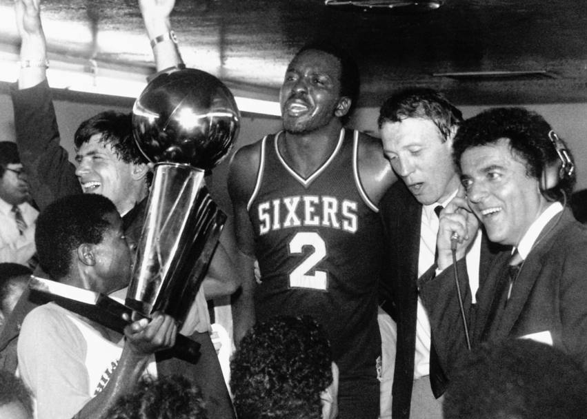 1983, Moses Malone dei Philadelphia 76ers festeggia la vittoria sui Los Angeles Lakers (Nba)